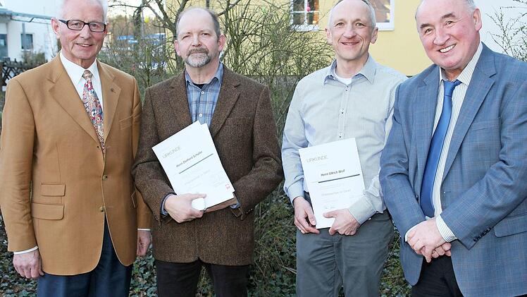 Ulrich Wolf wurde für seine langjährige Tätigkeit im Vorstand des Caritasverbandes mit dem Ehrenzeichen in Gold geehrt. Diethard Schaller bekam für über 20 Jahre ehrenamtliche Tätigkeit das Ehrenzeichen in Silber. Von links: Hermann Beckering, Diethard Schaller, Ulrich Wolf und Richard Reich.  Foto: Desombre