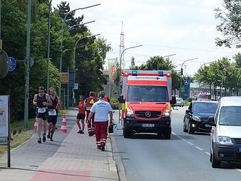 Der Schwächeanfall eines Läufers machte einen Rettungseinsatz nötig. Fotos: Pauline Lindner