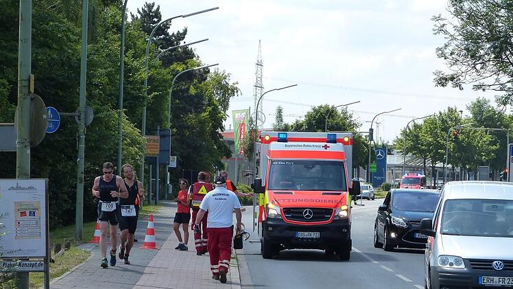 Der Schwächeanfall eines Läufers machte einen Rettungseinsatz nötig. Fotos: Pauline Lindner
