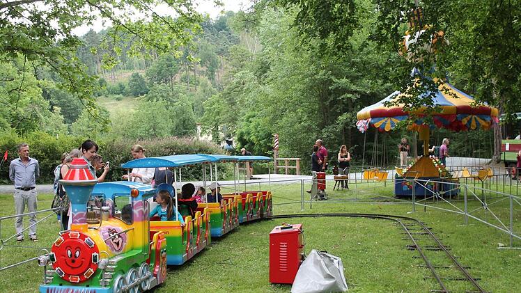Ihre Runden konnten die Kinder im Park des Wasserschlosses mit der kleinen Eisenbahn drehen. Foto: Herbert Fischer