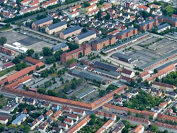Im Riegel der ehemaligen Lagarde-Kaserne in Bamberg entlang der Weißenburgstraße/Ecke Zollnerstraße (vorne)  sollen Wohnungen entstehen - und keine Kultur unterkommen. R. Rinklef