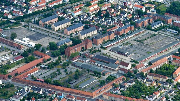 Im Riegel der ehemaligen Lagarde-Kaserne in Bamberg entlang der Weißenburgstraße/Ecke Zollnerstraße (vorne)  sollen Wohnungen entstehen - und keine Kultur unterkommen. R. Rinklef