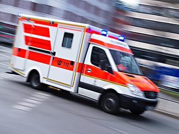 Vier Menschen, darunter ein Kleinkind, wurden am Sonntag bei einem Unfall im Kreis Ansbach verletzt. Auch die Feuerwehr musste ausrücken.  Symbolbild:  Nicolas Armer/dpa