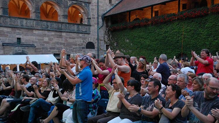 Die Vorgruppe "Ganaim" aus Bremen glühte mit schwungvollen Folk-Klängen kräftig vor.  Foto: Uschi Prawitz