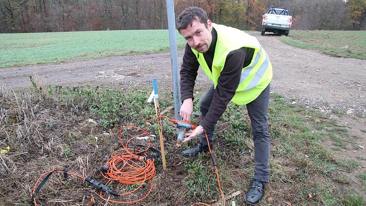 Daniel Günther mit einem Seismographen Fotos: Sebastian Schanz
