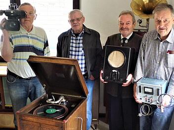 Ein Elektronik-Museum bereichert die museale Landschaft im Landkreis-Norden. Unser Bild zeigt die Macher (von links) Gerhard Korn, Rolf Jakob und Karl-Heinz Ziener. Zweiter von rechts ist Stiftungsvorsitzender Gert Bayerlein mit einem Volksempfänger.Gerd Fleischmann