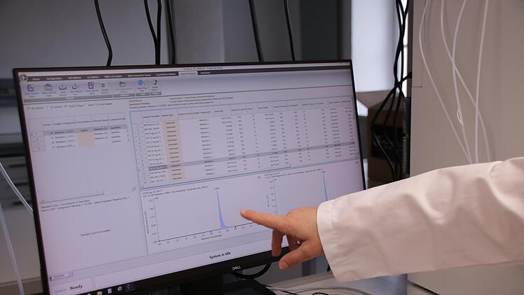 Die (Probe)-Messergebnisse des Gaschromatographen werden am Monitor ausgewertet.    Foto: Benedikt Borst