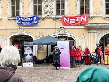 Würzburg: "One Billion Rising" - zahlreiche Menschen tanzen gegen Gewalt an Frauen