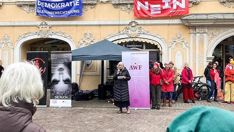 Würzburg: "One Billion Rising" - zahlreiche Menschen tanzen gegen Gewalt an Frauen