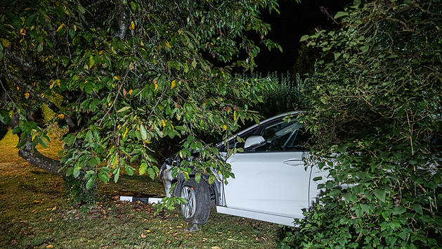 Unfall in Heiligenstadt-Neum&uuml;hle: Auto schlittert an Mauer entlang und landet in Garten