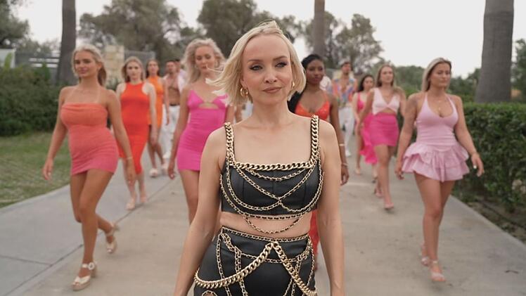 Moderatorin Janin Ullmann (vorn) lädt zum ersten Lagerfeuer.