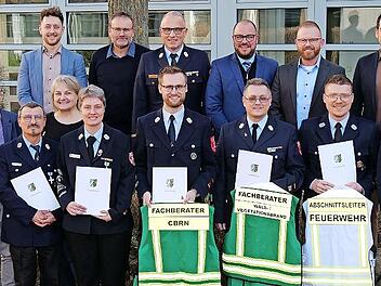 Mit Reinhard Hartung (vorne, links) und Michael Reubel (vorne, dritter von links) scheiden zwei langj&auml;hrige Mitglieder der Coburger Kreisbrandinspektion aus. Kreisbrandrat Stefan P&uuml;ls (hinten, Dritter von links) und Landrat Sebastian Straubel (hin...