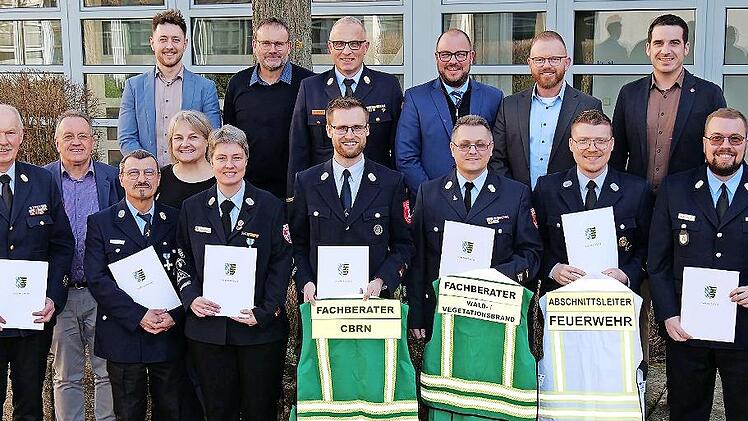 Mit Reinhard Hartung (vorne, links) und Michael Reubel (vorne, dritter von links) scheiden zwei langj&auml;hrige Mitglieder der Coburger Kreisbrandinspektion aus. Kreisbrandrat Stefan P&uuml;ls (hinten, Dritter von links) und Landrat Sebastian Straubel (hin...