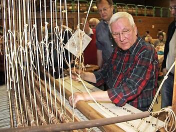 Initiator Ludwig Beck setzte sich selbst an den Webstuhl und zeigte die Kunst der Handweberei. Den Webstuhl der Firma Horn hat er schon 76 Mal zerlegt, und in 38 Städten hat er schon die Weberkunst gezeigt. "Und der Webstuhl funktioniert immer noch", freut sich Beck. Fotos: Sonja Adam