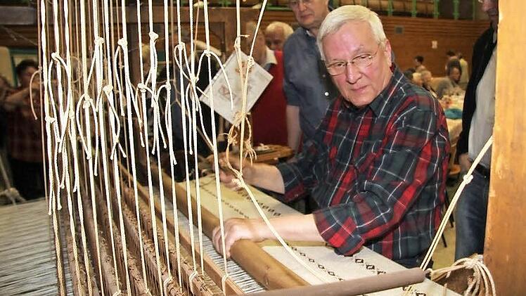 Initiator Ludwig Beck setzte sich selbst an den Webstuhl und zeigte die Kunst der Handweberei. Den Webstuhl der Firma Horn hat er schon 76 Mal zerlegt, und in 38 Städten hat er schon die Weberkunst gezeigt. "Und der Webstuhl funktioniert immer noch", freut sich Beck. Fotos: Sonja Adam