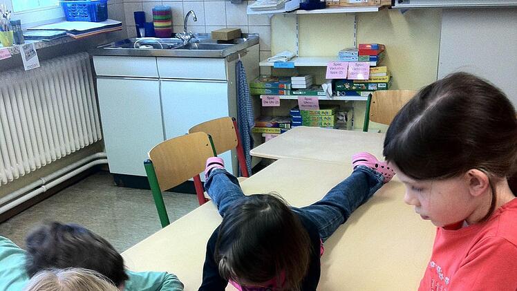 Gruppenarbeit kann schon auch mal auf dem Tisch liegend stattfinden... Foto: Christiane Lehmann