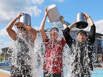 Christian Gunsenheimer, Tobias Ehrlicher und Martin Finzel (von links) haben in der "Therme Natur" in Bad Rodach bei der "ice bucket challenge" mitgemacht. Fotos: Thomas Heuchling
