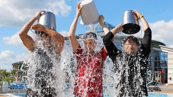 Christian Gunsenheimer, Tobias Ehrlicher und Martin Finzel (von links) haben in der "Therme Natur" in Bad Rodach bei der "ice bucket challenge" mitgemacht. Fotos: Thomas Heuchling