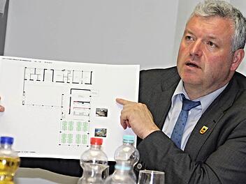 Eine "allererste Entwurfsplanung" für die künftige Nutzung der ehemaligen Akademiefür die ittagsbetreuung stellte Verbandvorsitzender Jürgen Hennemann vor. Foto: Helmut Will