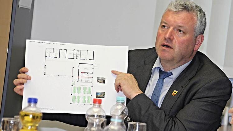 Eine "allererste Entwurfsplanung" für die künftige Nutzung der ehemaligen Akademiefür die ittagsbetreuung stellte Verbandvorsitzender Jürgen Hennemann vor. Foto: Helmut Will
