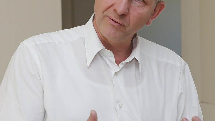 Baudirektor Christoph Reichl erklärt die laufenden Arbeiten.Foto: Matthias Hoch