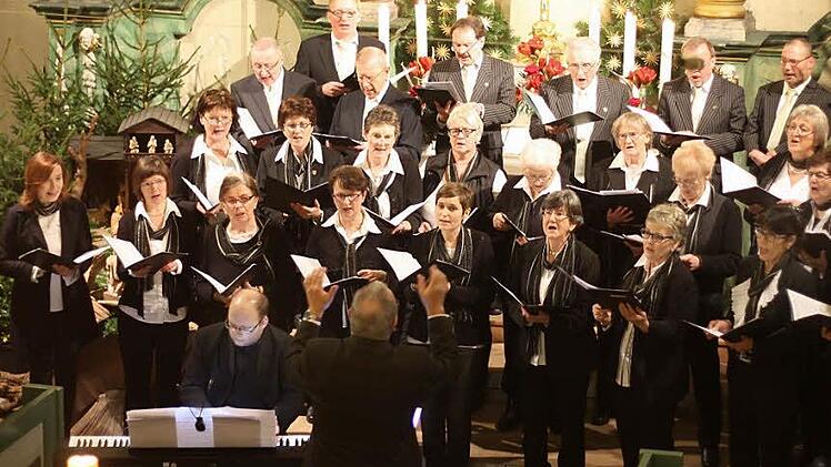 Der Gesangverein Ludwigsstadt unter Leitung von Klaus Methfessel sorgte mit seinem Weihnachtskonzert am zweiten Weihnachtsfeiertag für eine rundum gelungene Veranstaltung. Foto: Frank Ziener