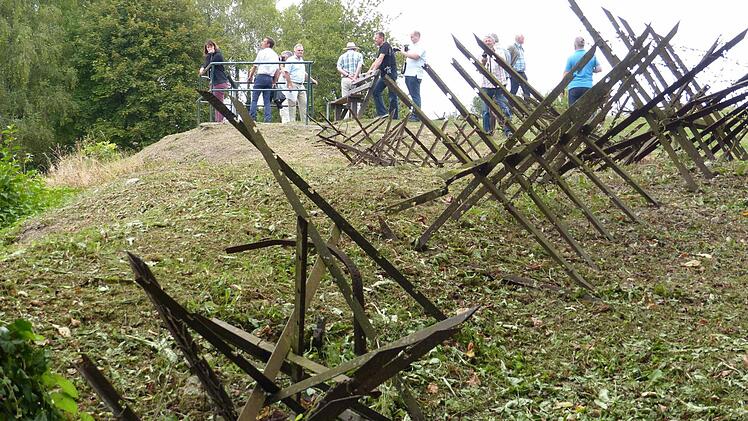 Über 500 Mal (!) gesprengt wurde der Vauquois-Berg. Noch heute befinden sich dort und anderswo Granattrichter, Sperranlagen, Reste von Schützengräben und Unterständen.  Foto: Edgar Bartl