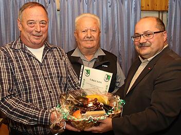 Jürgen Büttner (links) wurde durch Vorsitzenden Jürgen Rückert zum Ehrenmitglied des TSV Untersiemau ernannt. Außerdem wurde Walter Rößner (Mitte) für eine 60-jährige Mitgliedschaft ausgezeichnet. Foto: Michael Stelzner