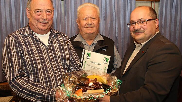 Jürgen Büttner (links) wurde durch Vorsitzenden Jürgen Rückert zum Ehrenmitglied des TSV Untersiemau ernannt. Außerdem wurde Walter Rößner (Mitte) für eine 60-jährige Mitgliedschaft ausgezeichnet. Foto: Michael Stelzner