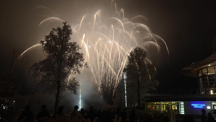 Zum Jahreswechsel 2016/2017 haben viele Kissinger den Blick auf das Feuerwerk genossen. Ein besonderes Lichterspektakel war von der Therme aus zu sehen. Glitzernde Sterne und leuchtende Fontänen lockten bei minus sieben Grad ins Freie. Foto: Peter Rauch