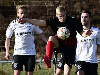 Clever: Mit guter Technik schirmt Reichenbachs Michael Seith das Leder gegen zwei Burgläurer ab. Foto: Anand Anders