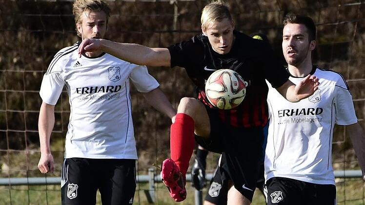 Clever: Mit guter Technik schirmt Reichenbachs Michael Seith das Leder gegen zwei Burgläurer ab. Foto: Anand Anders