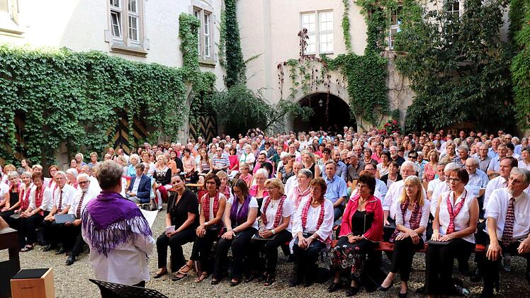 Vorsitzende Bärbel Corazza begrüßt die Gäste im Innenhof des Schlosses. Foto: Johanna Blum
