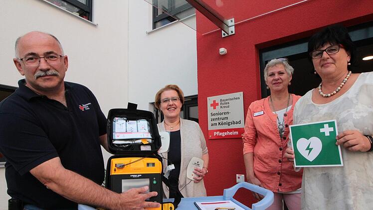 Rettungsdienstleiter Josef Kern, BRK-Kreisgeschäftführerin Birgit Kastura, Pflegedienstleiterin Silvia Kuhn und Heimleiterin Karin Amon demonstrieren den neuen Defibrillator (v.l.)  Foto. Andreas Oswald