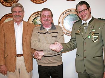 Mit der goldenen und silbernen Ehrennadel wurde Willi Wolf (Mitte) ausgezeichnet. Es gratulieren Abteilungsleiter Robert Zehe (links) und Schützenmeister Alexander Wehner. Foto: Gabriele Sell