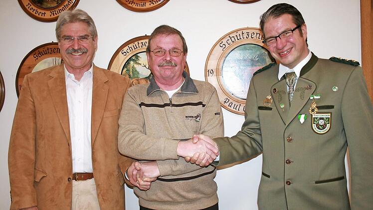 Mit der goldenen und silbernen Ehrennadel wurde Willi Wolf (Mitte) ausgezeichnet. Es gratulieren Abteilungsleiter Robert Zehe (links) und Schützenmeister Alexander Wehner. Foto: Gabriele Sell
