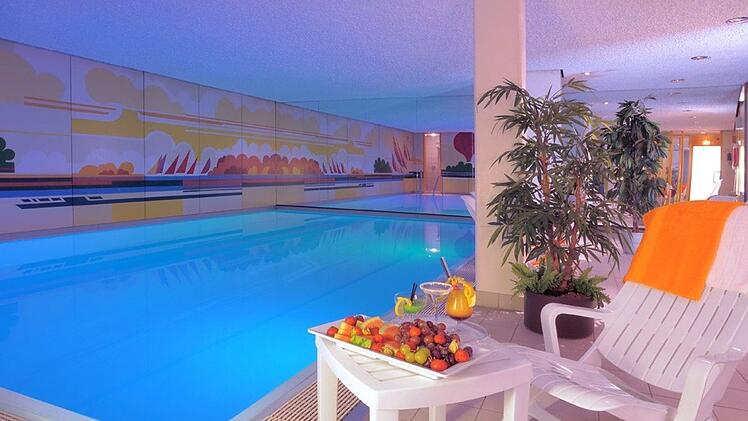 Der Poolbereich im Ringhotel Loew's Mekur.