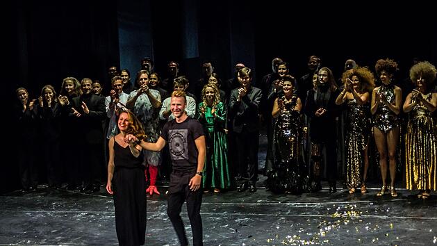 Ausdauernden Applaus gab es f&uuml;r die Premiere von Mozarts "Zauberfl&ouml;te" am Landestheater Coburg. Gast-Regisseur Philipp Westerbarkei musste allerdings auch ein Paar Buhrufe quittieren.Foto: Jochen Berger