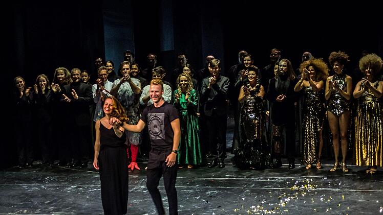 Ausdauernden Applaus gab es für die Premiere von Mozarts "Zauberflöte" am Landestheater Coburg. Gast-Regisseur Philipp Westerbarkei musste allerdings auch ein Paar Buhrufe quittieren.Foto: Jochen Berger