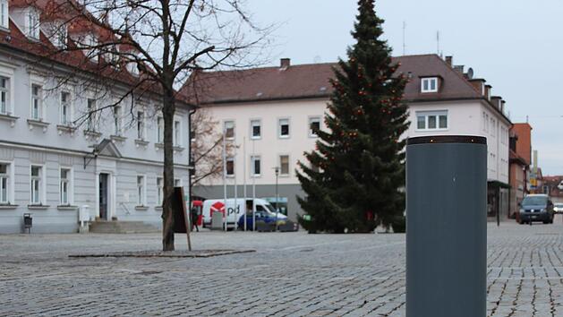 Poller an den Zufahrten machen den H&ouml;chstadter Marktplatz seit Tagen autofrei.  Foto: Jann Weckel