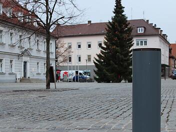 Poller an den Zufahrten machen den Höchstadter Marktplatz seit Tagen autofrei.  Foto: Jann Weckel