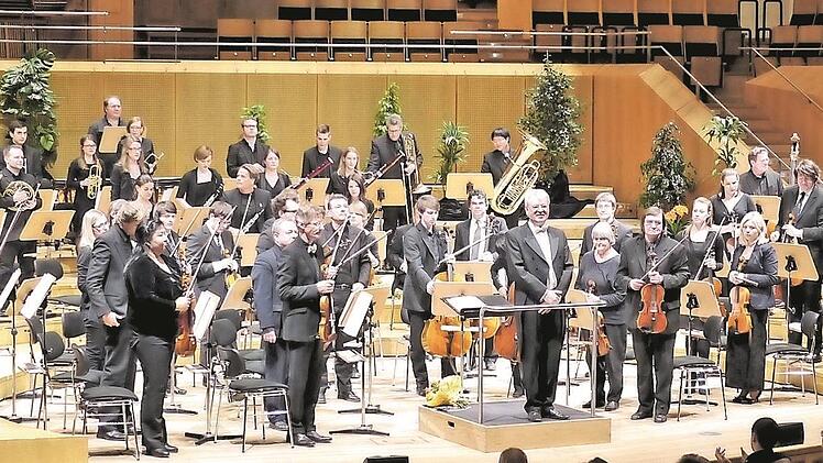Das erweiterte Bamberger Kammerorchester spielt u. a. beliebte Opernmelodien. Fotos: pr