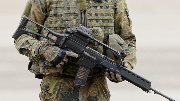 Gl&uuml;ck f&uuml;r zwei Wanderer auf Abwegen: Der laufende Schie&szlig;betrieb auf dem Truppen&uuml;bungsplatz Wildflecken wurde abgebrochen, als sie dort bemerkt wurden. Symbolfoto: Sebastian Gollnow/dpa