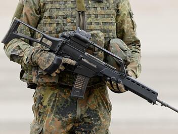 Gl&uuml;ck f&uuml;r zwei Wanderer auf Abwegen: Der laufende Schie&szlig;betrieb auf dem Truppen&uuml;bungsplatz Wildflecken wurde abgebrochen, als sie dort bemerkt wurden. Symbolfoto: Sebastian Gollnow/dpa