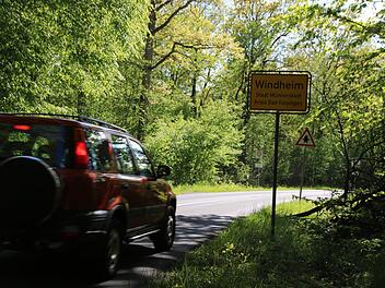 Über zu schnell durch das Dorf fahrende Autos klagen die Windheimer. Sie haben sich an Bürgermeister Helmut Blank gewandt. Der sieht das Problem auch in anderen Stadtteilen. Das Thema kommt in den Stadtrat. Thomas Malz