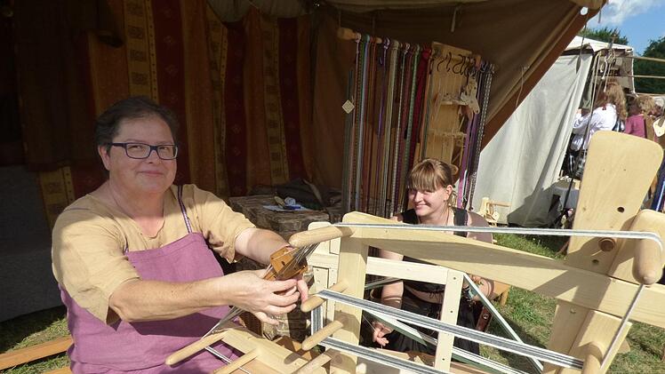 Isolde Nürbauer  aus Waldsassen kommt mit ihrem Mann, der Schreiner ist, und mit ihrer Brettchenweberei schon seit zehn Jahren zu den Märkten. Foto: Thomas Weichert