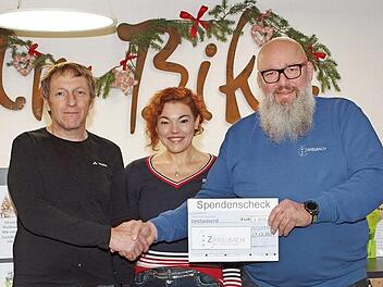 Matthias Zirkelbach (rechts), Inhaber der Zirkelbach Metall- und Anlagenbau GmbH, spendete in Anwesenheit seiner Frau Kerstin (Mitte) an die Mr.-Bike-Kinderhilfe von Klaus Rübensaal (links) 2000 Euro zur Unterstützung eines Kinderheims in Peru.  Foto: Alfred Thieret