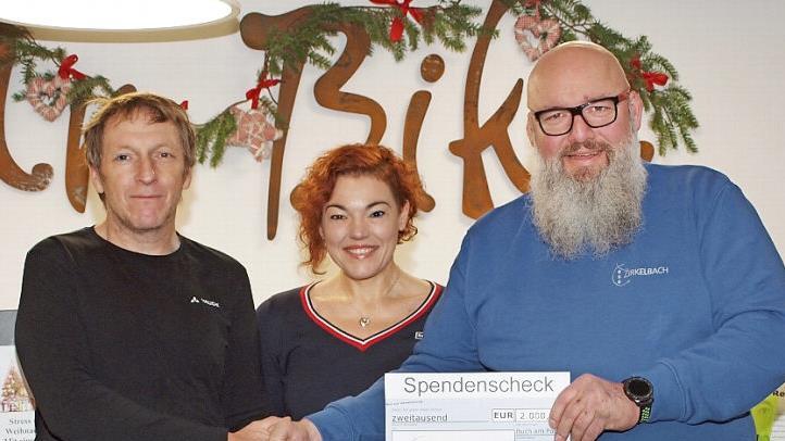 Matthias Zirkelbach (rechts), Inhaber der Zirkelbach Metall- und Anlagenbau GmbH, spendete in Anwesenheit seiner Frau Kerstin (Mitte) an die Mr.-Bike-Kinderhilfe von Klaus Rübensaal (links) 2000 Euro zur Unterstützung eines Kinderheims in Peru.  Foto: Alfred Thieret