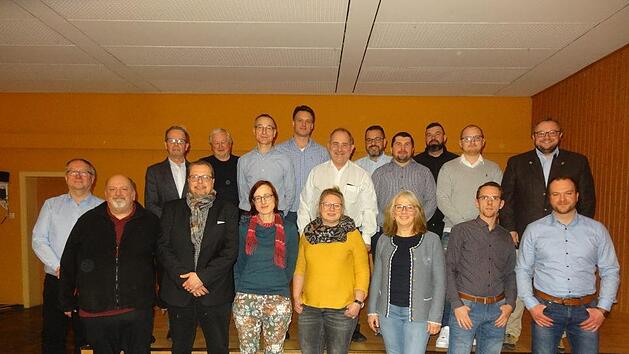 Die Kandidaten von CSU/PWG/OWII pr&auml;sentieren f&uuml;r die Kommunalwahl. Foto: Marion Eckert