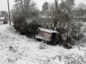 Schneefall in Oberfranken: Querstehender Lastwagen auf der A9